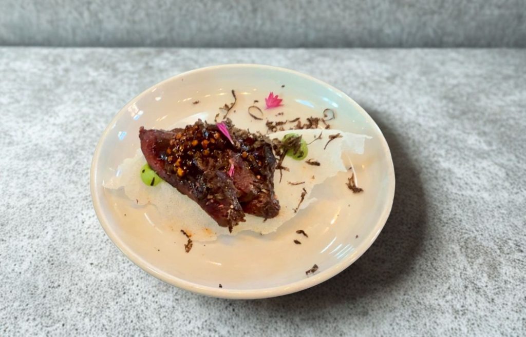 Hval tataki med tapoika og sprøtt fritert rispapir - nam.