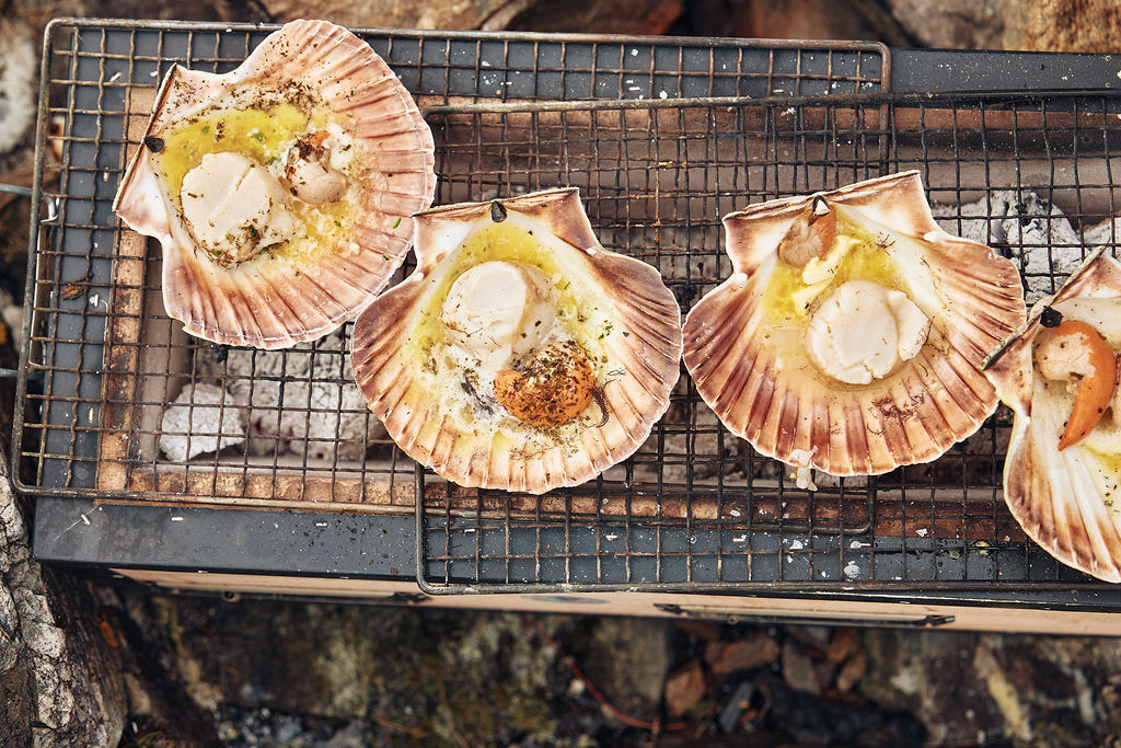 En enkel og elegant rett der søte, saftige kamskjell får ekstra smak fra aromatisk estragonsmør og et hint av sitron.