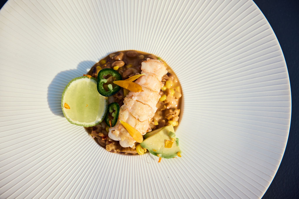 En smakfull sjøkrepsrett med mais, kantareller, byggryn, bønner, chipotle og lime.