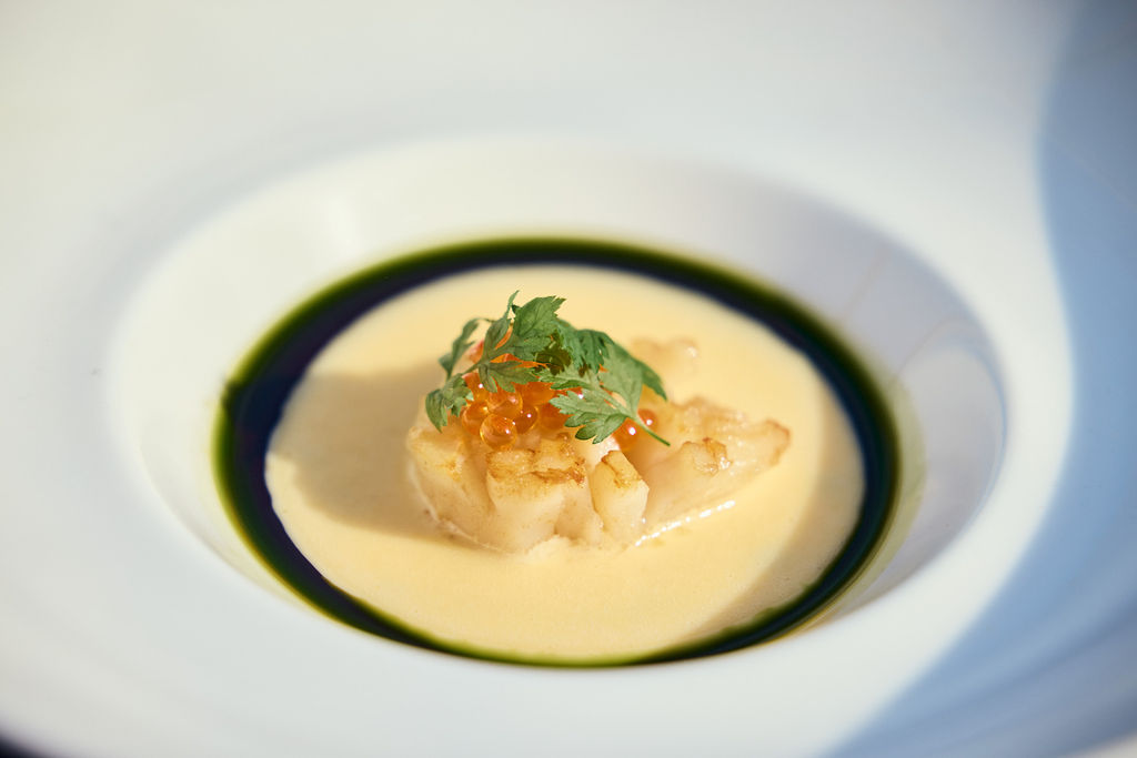 Smørstekte kamskjell med fyldig misosmørsaus, grønn olje og rogn.
