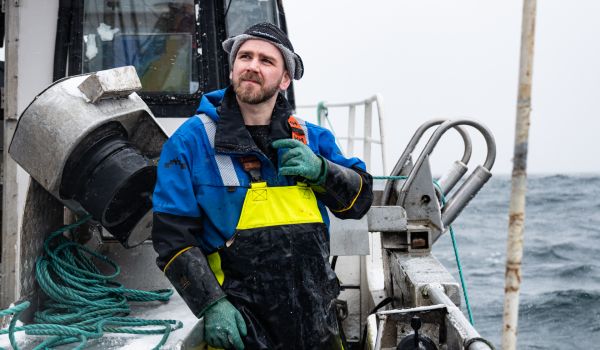 Havets kall – Simon (31) lever tett på råvaren – og risikoen