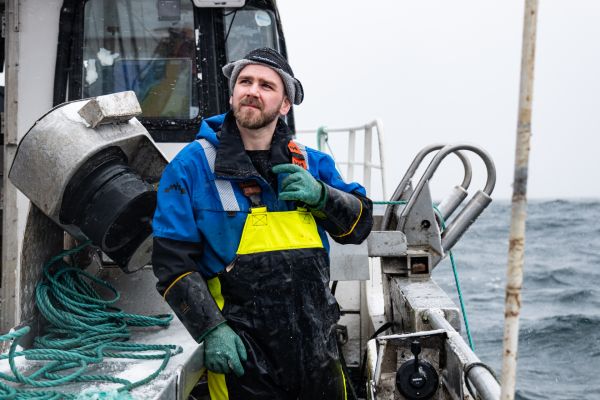Havets kall – Simon (31) lever tett på råvaren – og risikoen